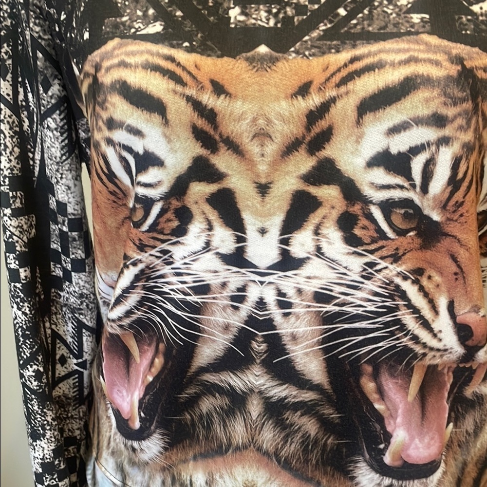 Graphic Tiger Print Long Sleeve Top - Picture 3 of 4